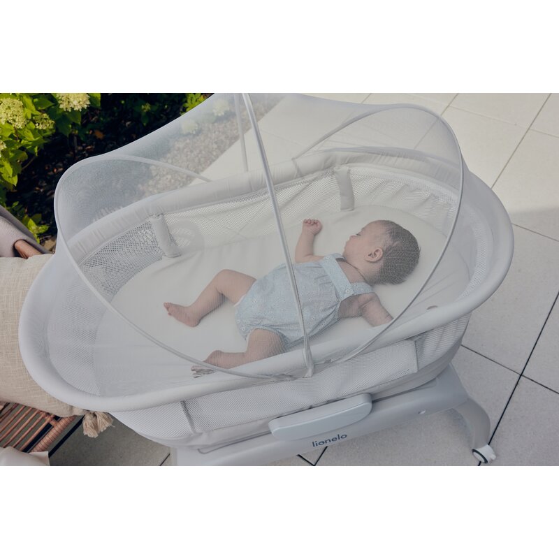 Patut balansoar, Lionelo, Coral, Cu landou ergonomic detasabil, Functie de balansare integrata, Functie de cantar, Sunete si cantece de leagan, Cu roti, Panou tactil sau telecomanda, 0-9 kg, EN 1130:2019+AC:2020,EN 16890:2017+A1:2021, Alb