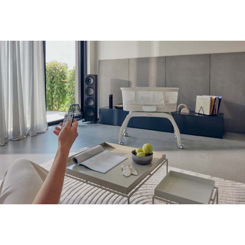 Patut balansoar, Lionelo, Coral, Cu landou ergonomic detasabil, Functie de balansare integrata, Functie de cantar, Sunete si cantece de leagan, Cu roti, Panou tactil sau telecomanda, 0-9 kg, EN 1130:2019+AC:2020,EN 16890:2017+A1:2021, Alb