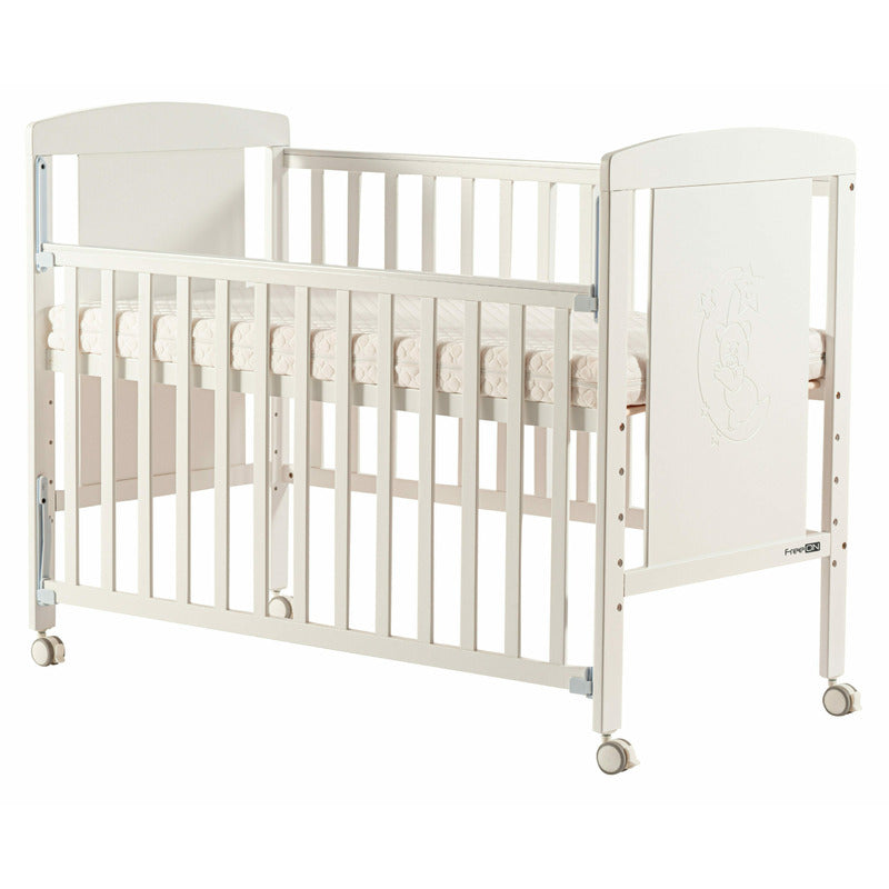 Patut din lemn bebe, 120x60 cm, Cu laterala culisanta, Din pin si mdf, Cu roti, Sina dentitie, Stabil si rezistent, White, FreeON, Mia