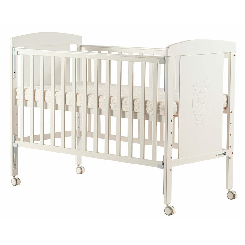 Patut din lemn bebe, 120x60 cm, Cu laterala culisanta, Din pin si mdf, Cu roti, Sina dentitie, Stabil si rezistent, White, FreeON, Mia