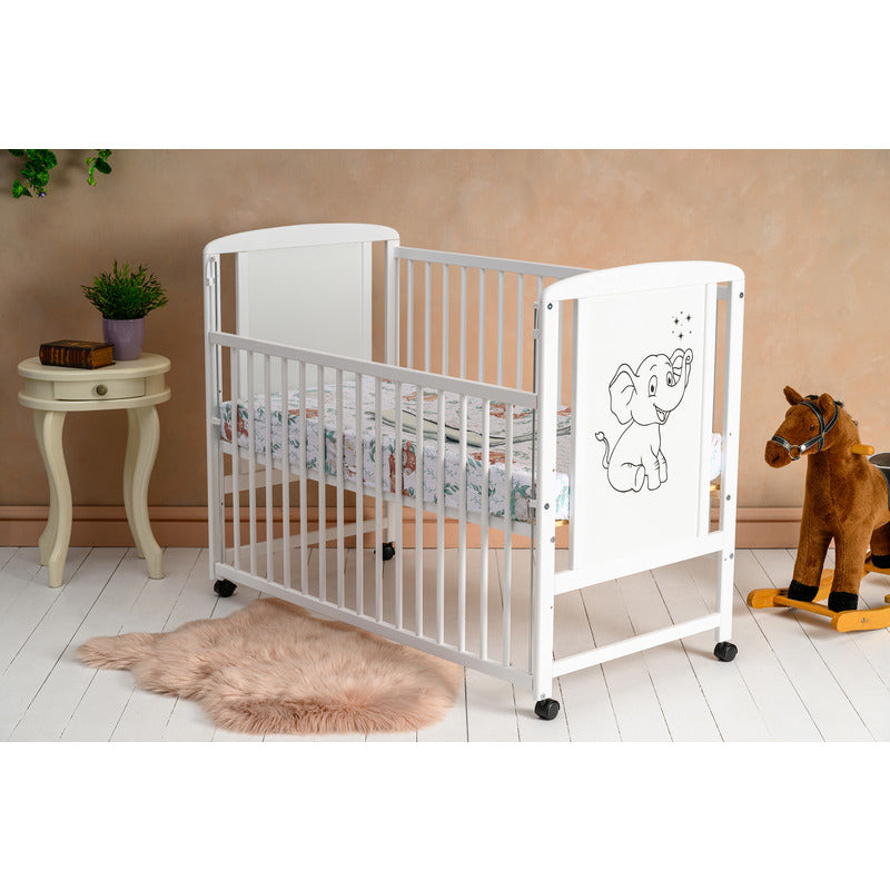 Patut din lemn bebe, 120x60 cm, Cu laterala culisanta, Din lemn de pin si mdf, Stabil si rezistent, Inaltime saltea reglabila pe 3 nivele, Laterala cu 3 bete detasabile, EN716-1, EN716-2, Alb, Qmini, Timmi Elephant + Saltea 12 cm - gogobaby.ro