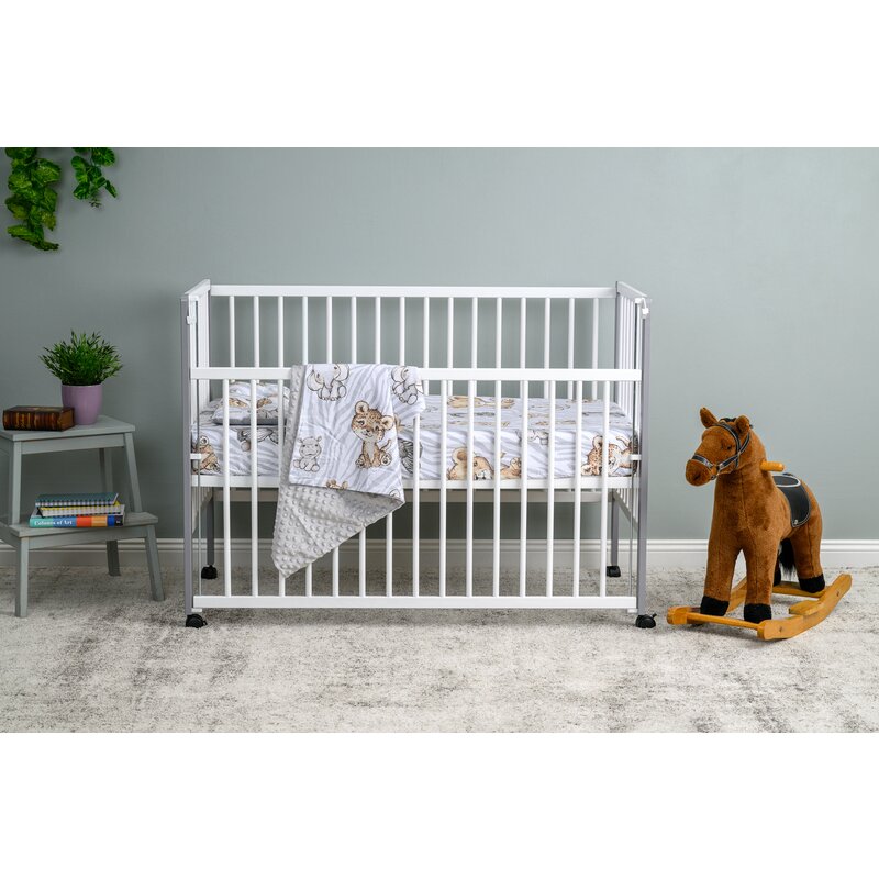 Patut din lemn bebe, 120x60 cm, Cu laterala culisanta, Din lemn de pin, Stabil si rezistent, Inaltime saltea reglabila pe 3 nivele, Laterala cu 3 bete detasabile, EN716-1, EN716-2, Alb, Qmini, Maya - gogobaby.ro