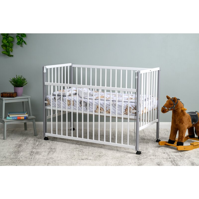 Patut din lemn bebe, 120x60 cm, Cu laterala culisanta, Din lemn de pin, Stabil si rezistent, Inaltime saltea reglabila pe 3 nivele, Laterala cu 3 bete detasabile, EN716-1, EN716-2, Alb, Qmini, Maya - gogobaby.ro