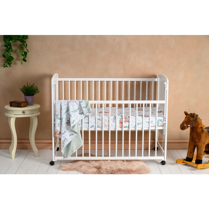 Patut din lemn bebe, 120x60 cm, Cu laterala culisanta, Din lemn de pin si mdf, Stabil si rezistent, Inaltime saltea reglabila pe 3 nivele, Laterala cu 3 bete detasabile, EN716-1, EN716-2, Alb, Qmini, Timmi Elephant + Saltea 12 cm - gogobaby.ro