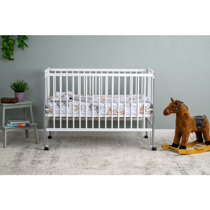 Patut din lemn bebe, 120x60 cm, Cu laterala culisanta, Din lemn de pin, Stabil si rezistent, Inaltime saltea reglabila pe 3 nivele, Laterala cu 3 bete detasabile, EN716-1, EN716-2, Alb, Qmini, Maya
