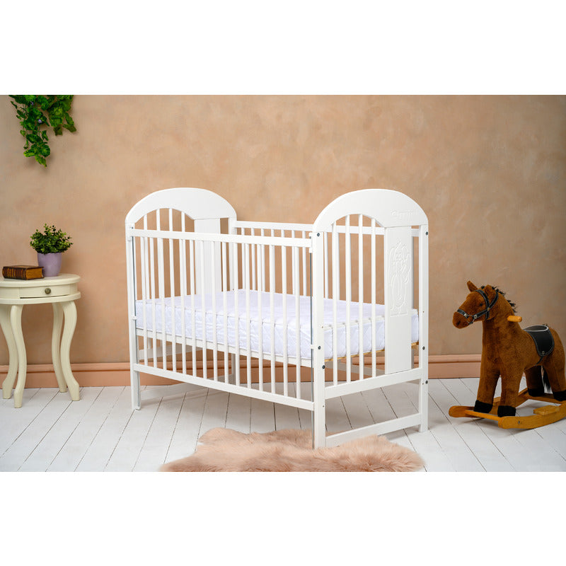 Patut din lemn bebe, 120x60 cm, Cu laterala culisanta, Din lemn de pin, Stabil si rezistent, Inaltime saltea reglabila pe 3 nivele, Laterala cu 3 bete detasabile, EN716-1, EN716-2, Alb, Qmini, Julia II, Elefantel - gogobaby.ro
