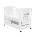 Patut din lemn bebe, 120x60 cm, Cu sertar, Din lemn de pin si mdf, Stabil si rezistent, Inaltime saltea reglabila pe 3 nivele, Laterala cu 3 bete detasabile, EN716-1, EN716-2, Alb, Qmini, Timmi Elephant