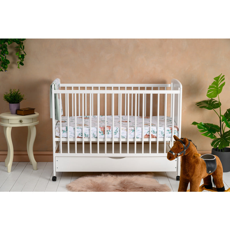 Patut din lemn bebe, 120x60 cm, Cu sertar, Din lemn de pin si mdf, Stabil si rezistent, Inaltime saltea reglabila pe 3 nivele, Laterala cu 3 bete detasabile, EN716-1, EN716-2, Alb, Qmini, Timmi Elephant - gogobaby.ro