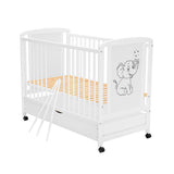 Patut din lemn bebe, 120x60 cm, Cu sertar, Din lemn de pin si mdf, Stabil si rezistent, Inaltime saltea reglabila pe 3 nivele, Laterala cu 3 bete detasabile, EN716-1, EN716-2, Alb, Qmini, Timmi Elephant