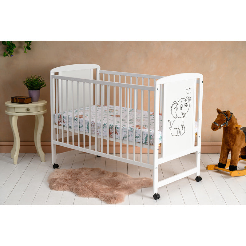 Patut din lemn bebe, 120x60 cm, Din lemn de pin si mdf, Stabil si rezistent, Inaltime saltea reglabila pe 3 nivele, Laterala cu 3 bete detasabile, EN716-1, EN716-2, Alb, Qmini, Timmi Elephant - gogobaby.ro