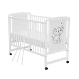 Patut din lemn bebe, 120x60 cm, Din lemn de pin si mdf, Stabil si rezistent, Inaltime saltea reglabila pe 3 nivele, Laterala cu 3 bete detasabile, EN716-1, EN716-2, Alb, Qmini, Timmi Elephant