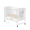 Patut din lemn bebe, 120x60 cm, Din lemn de pin si mdf, Stabil si rezistent, Inaltime saltea reglabila pe 3 nivele, Laterala cu 3 bete detasabile, EN716-1, EN716-2, Alb, Qmini, Timmi Elephant + Saltea 8 cm