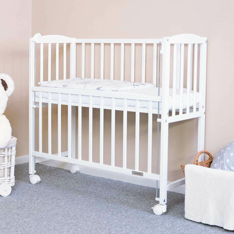 Patut din lemn bebe, 90x40 cm, Cu laterala culisanta, Cu roti, Certificat lemn FSC, Conform cu standardele de siguranta EN 716-1:2008, EN 716-2:2008, White, New Baby, Mateo