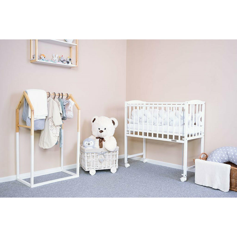 Patut din lemn bebe, 90x40 cm, Cu laterala culisanta, Cu roti, Certificat lemn FSC, Conform cu standardele de siguranta EN 716-1:2008, EN 716-2:2008, White, New Baby, Mateo