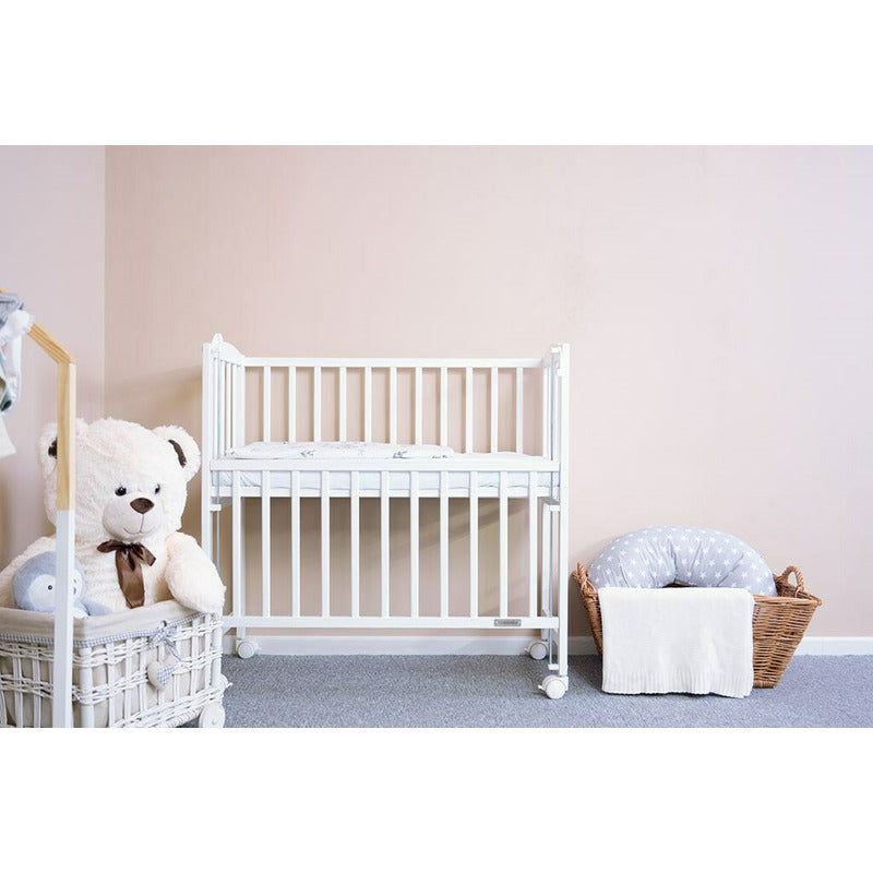 Patut din lemn bebe, 90x40 cm, Cu laterala culisanta, Cu roti, Certificat lemn FSC, Conform cu standardele de siguranta EN 716-1:2008, EN 716-2:2008, White, New Baby, Mateo