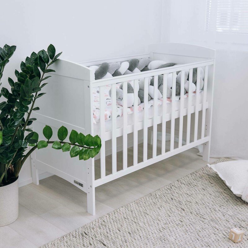 Patut din lemn bebe, 120x60 cm, Transformabil pentru bebe si junior, Din lemn de pin si mdf, Cu sina speciala pentru dentitie, Stabil si rezistent, White, FreeON, Lory