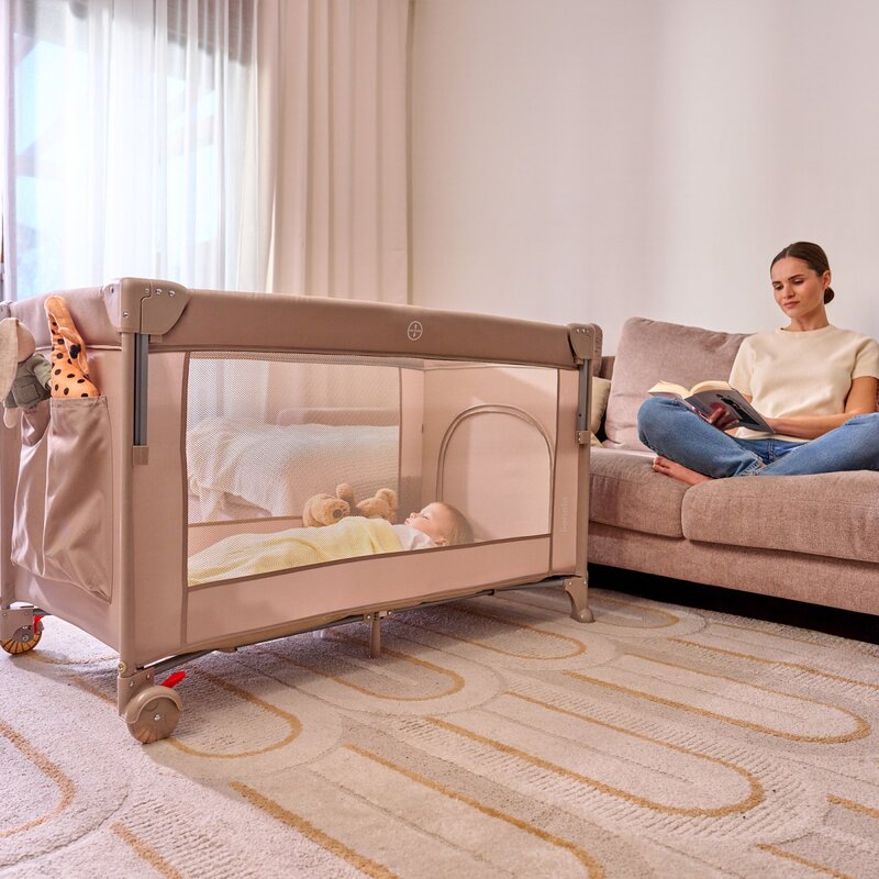 Patut pliant multifunctional, Lionelo, Ellen, Cu laterala culisanta, Nivel suplimentar, Intrare laterala cu fermoar, 2 roti, Saltea pliabila si geanta de transport incluse, 0- 36 luni, Pana la 15 kg, 120x60 cm, Conform cu EN 716, Bej