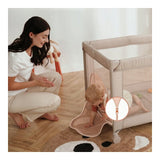 Patut pliant, Lionelo, Amelie, Cu intrare laterala, 100.5×70.5 cm, Include salteluta, roti, geanta pentru transport, Constructie usoara- 7 kg, Cadru stabil din otel, Bej