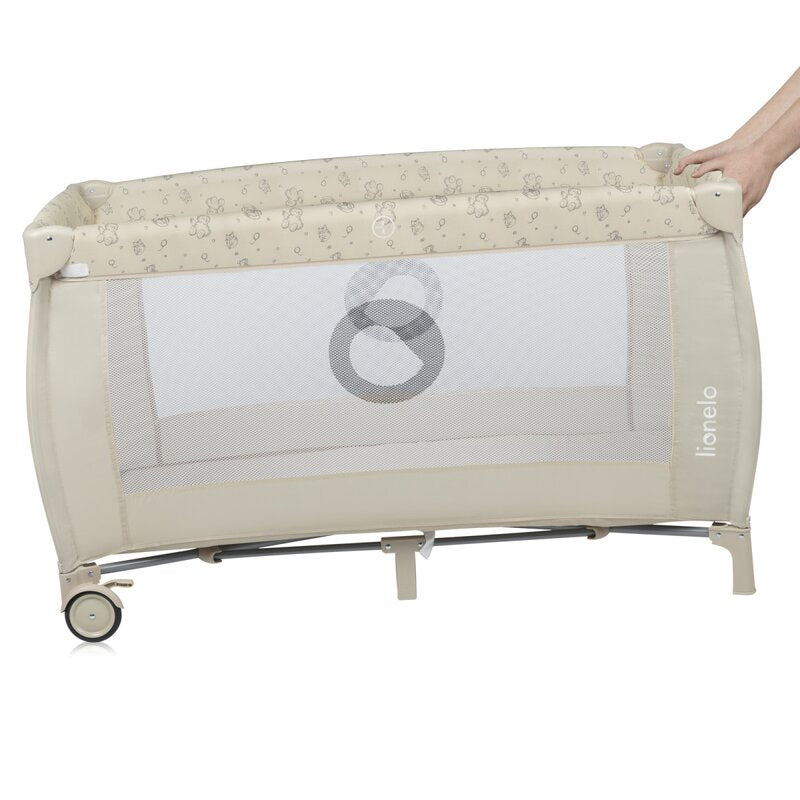 Patut pliant, Lionelo, Sven Plus, 120x60 cm, Cu doua nivele, Cu arcada jucarii, masuta de infasat, vibratii, melodii, conform cu standardele europeane de securitate EN716 si EN12221, Bej Latte