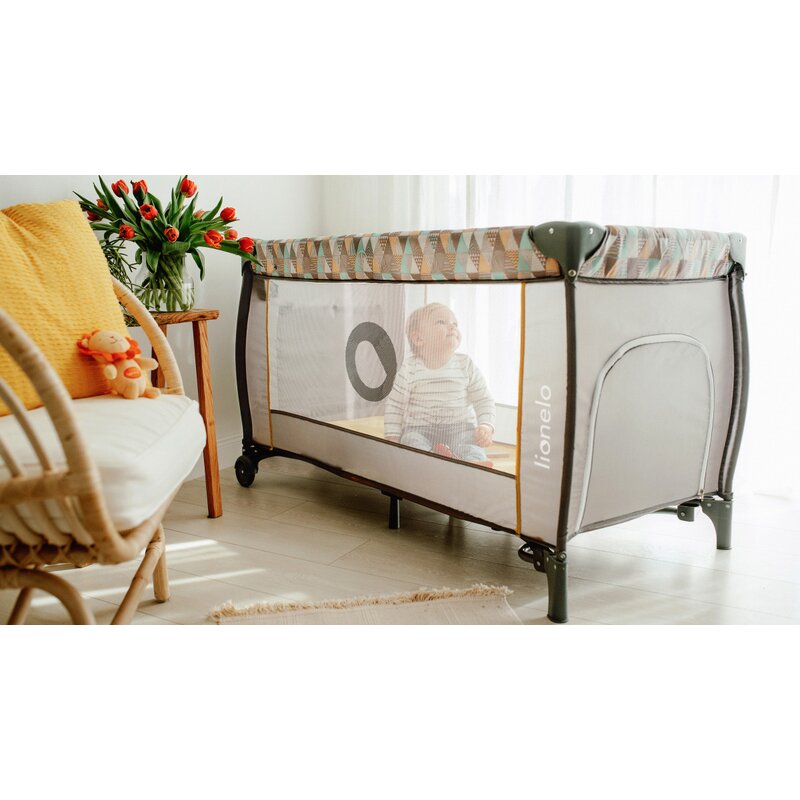 Patut pliant, Lionelo, Sven Plus, 120x60 cm, Cu doua nivele, Cu arcada jucarii, masuta de infasat, vibratii, melodii, conform cu standardele europeane de securitate EN716 si EN12221, Bej Olive