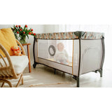 Patut pliant, Lionelo, Sven Plus, 120x60 cm, Cu doua nivele, Cu arcada jucarii, masuta de infasat, vibratii, melodii, conform cu standardele europeane de securitate EN716 si EN12221, Bej Olive