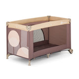 Patut pliant, Petite&Mars, Nyja, 120 x 60 cm, Cu roti, Functie de tarc, Pliere compacta, Include geanta de transport, Intrare laterala cu fermoar, Pereti din plasa, Pana la 15 kg, 0-30 luni, Mocha