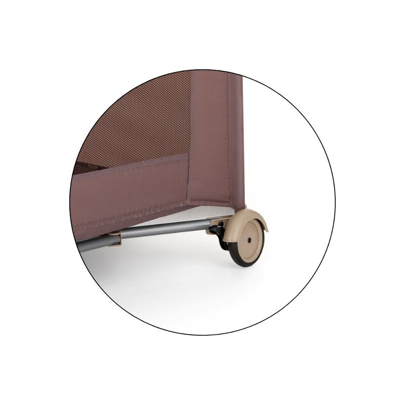 Patut pliant, Petite&Mars, Nyja, 120 x 60 cm, Cu roti, Functie de tarc, Pliere compacta, Include geanta de transport, Intrare laterala cu fermoar, Pereti din plasa, Pana la 15 kg, 0-30 luni, Mocha