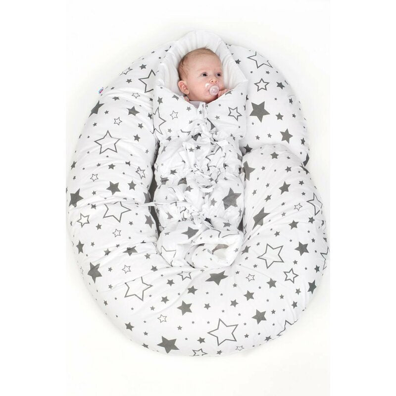Perna alaptare, New Baby, Cu husa detasabila, In forma de C, Bumbac, Diametru 16 cm, Lungime in jurul circumferintei 285 cm, 100% antialergic, Stars Grey - gogobaby.ro
