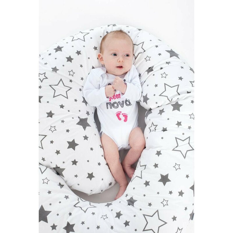 Perna alaptare, New Baby, Cu husa detasabila, In forma de C, Bumbac, Diametru 16 cm, Lungime in jurul circumferintei 285 cm, Stars White/Grey