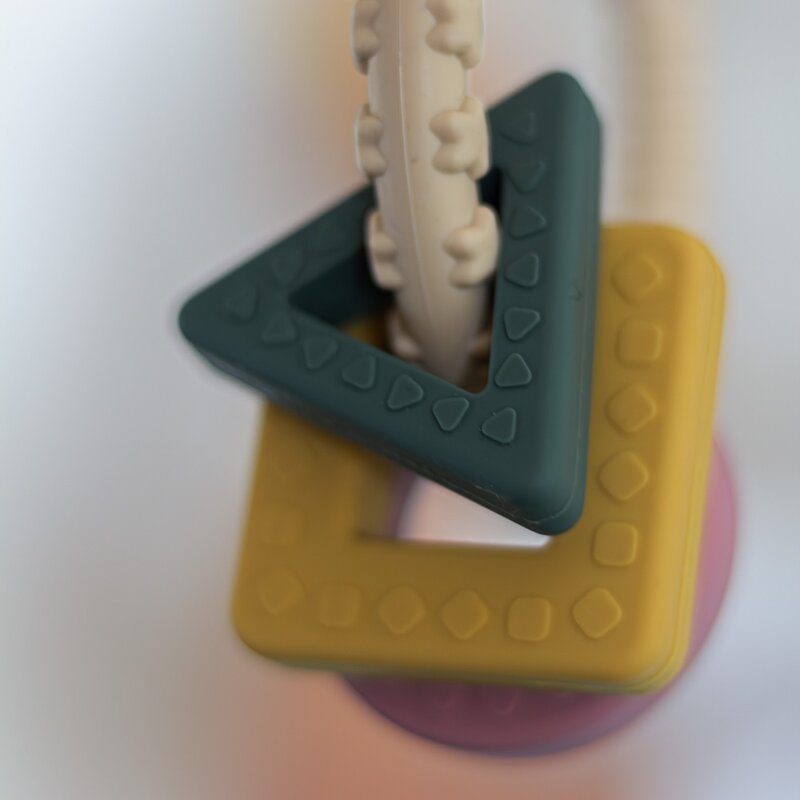 Jucarie dentitie, Petite&Mars, Include 3 forme geometrice, Moale, Cu diverse texturi, Silicon, Fara BPA, 0 luni+, Multicolor - gogobaby.ro