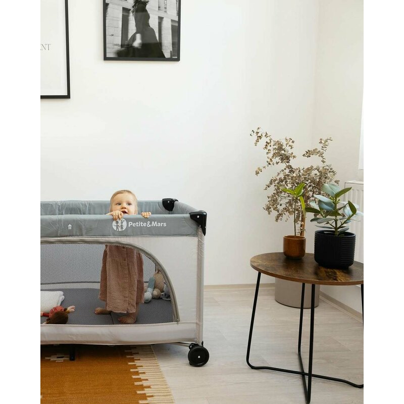 Patut pliant, Petite&Mars, Nyja Teddy Biker, Cu un nivel, Cu intrare laterala cu fermoar, 2 roti, 120x60 cm, Conform cu standardele europene de securitate EN 716-1:207+AC:2019, EN 716-2:2017, EN 71-3:2019, Grey - gogobaby.ro