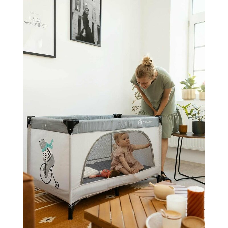 Patut pliant, Petite&Mars, Nyja Teddy Biker, Cu un nivel, Cu intrare laterala cu fermoar, 2 roti, 120x60 cm, Conform cu standardele europene de securitate EN 716-1:207+AC:2019, EN 716-2:2017, EN 71-3:2019, Grey - gogobaby.ro