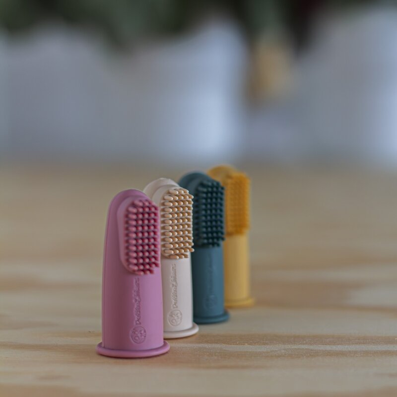 Set 2 periute de dinti pentru deget, Petite&Mars, Cu peri moi, Silicon, Include cutie depozitare, 0 luni+, Galben/Verde