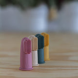 Set 2 periute de dinti pentru deget, Petite&Mars, Cu peri moi, Silicon, Include cutie depozitare, 0 luni+, Galben/Verde