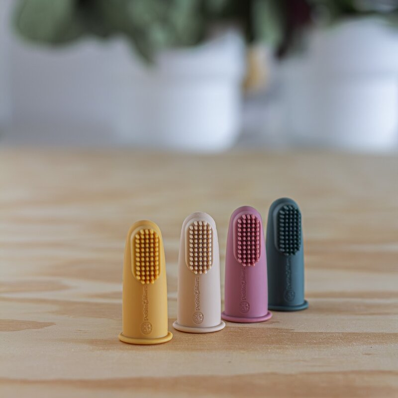 Set 2 periute de dinti pentru deget, Petite&Mars, Cu peri moi, Silicon, Include cutie depozitare, 0 luni+, Galben/Verde