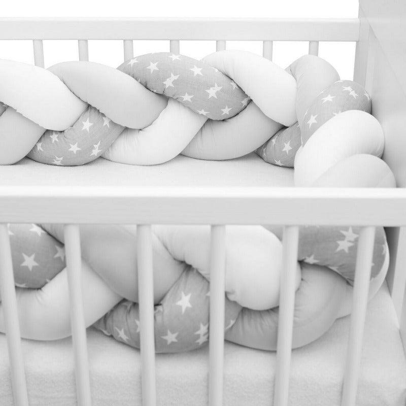 Protectie laterala, New Baby, Pentru patut, Tip Bumper impletit, Din bumbac, Din materiale certificate Oeko Tex Standard 100, Lungime 225 cm, Stars grey/white - gogobaby.ro
