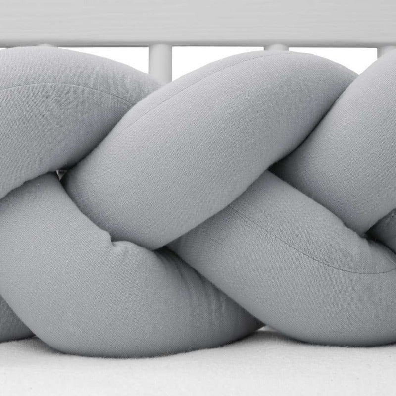 Protectie laterala, New Baby, Pentru patut, Tip Bumper impletit, Din muselina, Din materiale certificate Oeko Tex Standard 100, Lungime 225 cm, Grey - gogobaby.ro