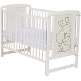 Patut din lemn bebe, 120x60 cm, Cu laterala culisanta, Din lemn de pin si mdf, Stabil si rezistent, Inaltime saltea reglabila pe 3 nivele, Laterala cu 3 bete detasabile, EN716-1, EN716-2, Alb, Qmini, Timmi Heart