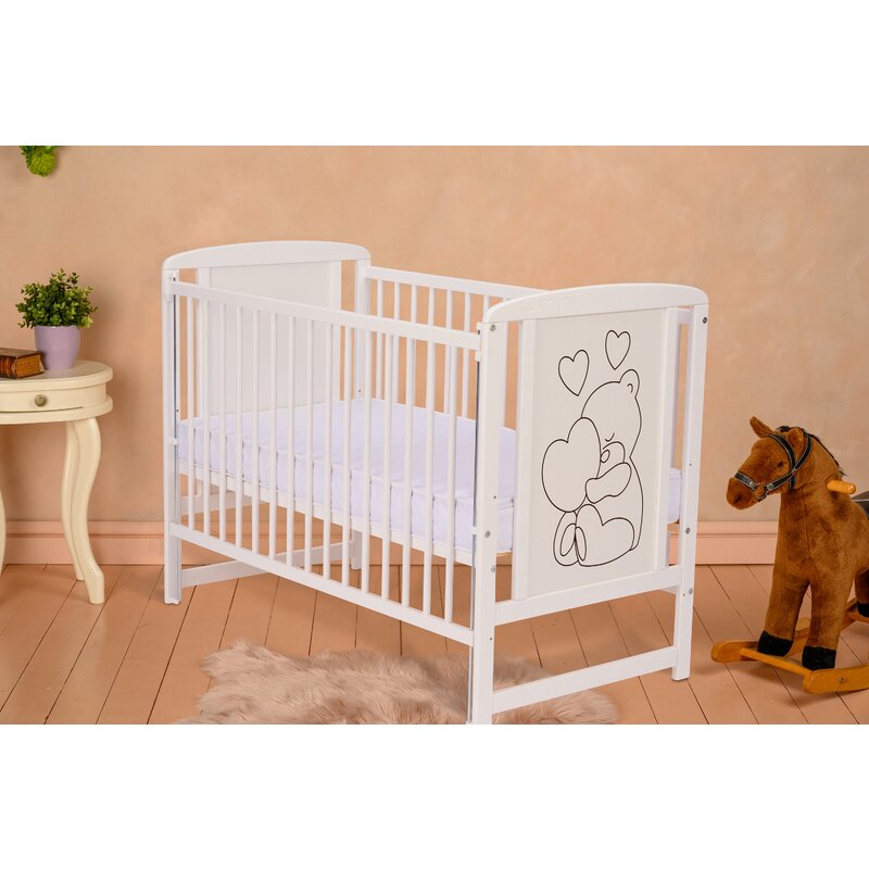 Patut din lemn bebe, 120x60 cm, Cu laterala culisanta, Din lemn de pin si mdf, Stabil si rezistent, Inaltime saltea reglabila pe 3 nivele, Laterala cu 3 bete detasabile, EN716-1, EN716-2, Alb, Qmini, Timmi Heart