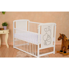 Patut din lemn bebe, 120x60 cm, Cu laterala culisanta, Din lemn de pin si mdf, Stabil si rezistent, Inaltime saltea reglabila pe 3 nivele, Laterala cu 3 bete detasabile, EN716-1, EN716-2, Alb, Qmini, Timmi Heart