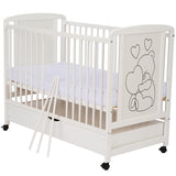 Patut din lemn bebe, 120x60 cm, Cu sertar, Din lemn de pin si mdf, Stabil si rezistent, Inaltime saltea reglabila pe 3 nivele, Laterala cu 3 bete detasabile, EN716-1, EN716-2, Alb, Qmini, Timmi Heart