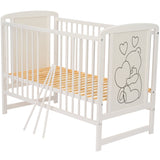 Patut din lemn bebe, 120x60 cm, Din lemn de pin si mdf, Stabil si rezistent, Inaltime saltea reglabila pe 3 nivele, Laterala cu 3 bete detasabile, EN716-1, EN716-2, Alb, Qmini, Timmi Heart