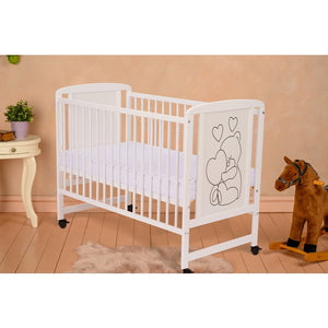 Patut din lemn, 120x60 cm, Din lemn de pin si mdf, Stabil si rezistent, Inaltime saltea reglabila pe 3 nivele, Laterala cu 3 bete detasabile, EN716-1, EN716-2, Alb, Qmini, Timmi Heart + Saltea 8 cm - gogobaby.ro