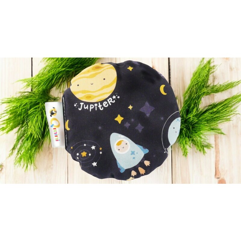 Pernuta anticolici, Qmini, Umpluta cu samburi de cirese, Cu husa din bumbac, Diametru 14 cm, Milky Way
