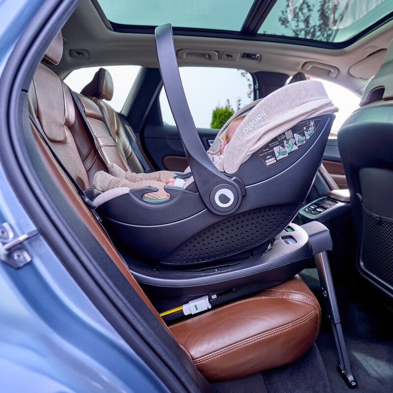 Scoica auto, Lionelo, Moxie, i-Size, Include baza rotativa 360 cu picior de fixare, 40-87 cm, Tetiera reglabila, intarita cu spuma de memorie, Carcasa ventilata, Din bambus, Protectie avansata, Conform R129, Negru - gogobaby.ro