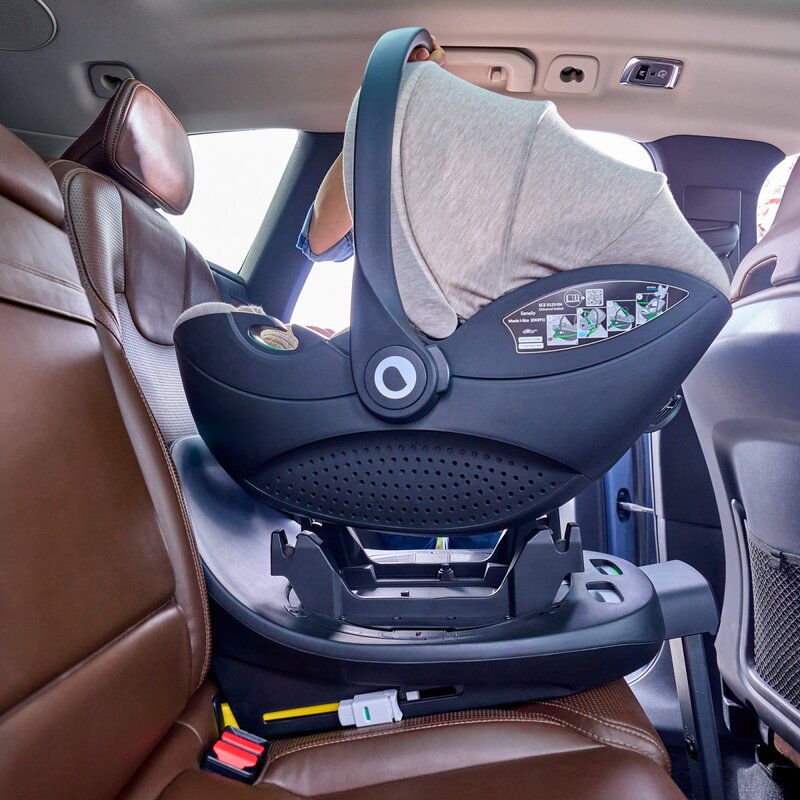 Scoica auto, Lionelo, Moxie, i-Size, Include baza rotativa 360 cu picior de fixare, 40-87 cm, Tetiera reglabila, intarita cu spuma de memorie, Carcasa ventilata, Din bambus, Protectie avansata, Conform R129, Negru - gogobaby.ro