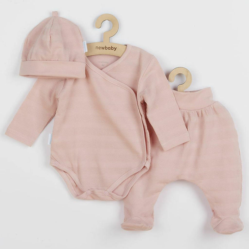 Set 3 piese, New Baby, Include body cu maneca lunga, pantalonasi cu botosei, caciulita, Marime 62, Din bumbac 100%, I am Pink - gogobaby.ro