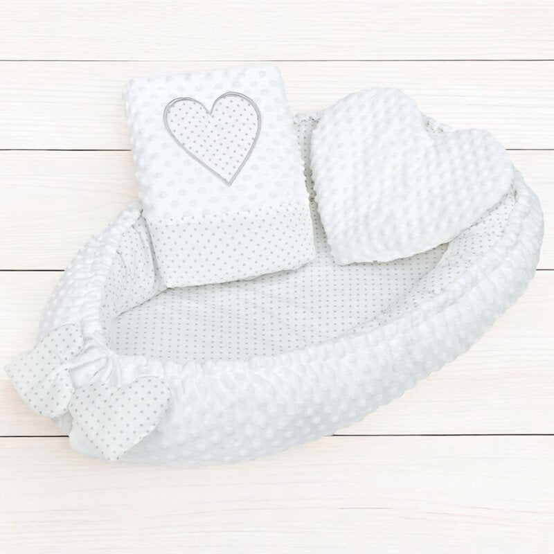 Set 3 piese, New Baby, Luxury, Baby Nest cu doua fete, Cu paturica si pernuta in forma de inima, Minky Heart White - gogobaby.ro