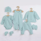 Set 7 piese, New Baby, Include body cu maneca lunga, bluza, pantalonasi cu botosei, salopeta fara maneci, caciulita, manusi, botosei, Marime 56, Din bumbac 100%, I am Blue