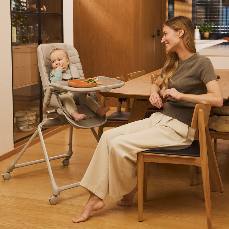 Set multifunctional cu patut, sezlong si scaun de masa, Lionelo, Maddie, Functie 360, Pliere rapida, Roti incluse, Reglaj pentru sezut si suportul de picioare, Husa detasabila, lavabila, 0-36 luni, Pana la 15 kg, Bej